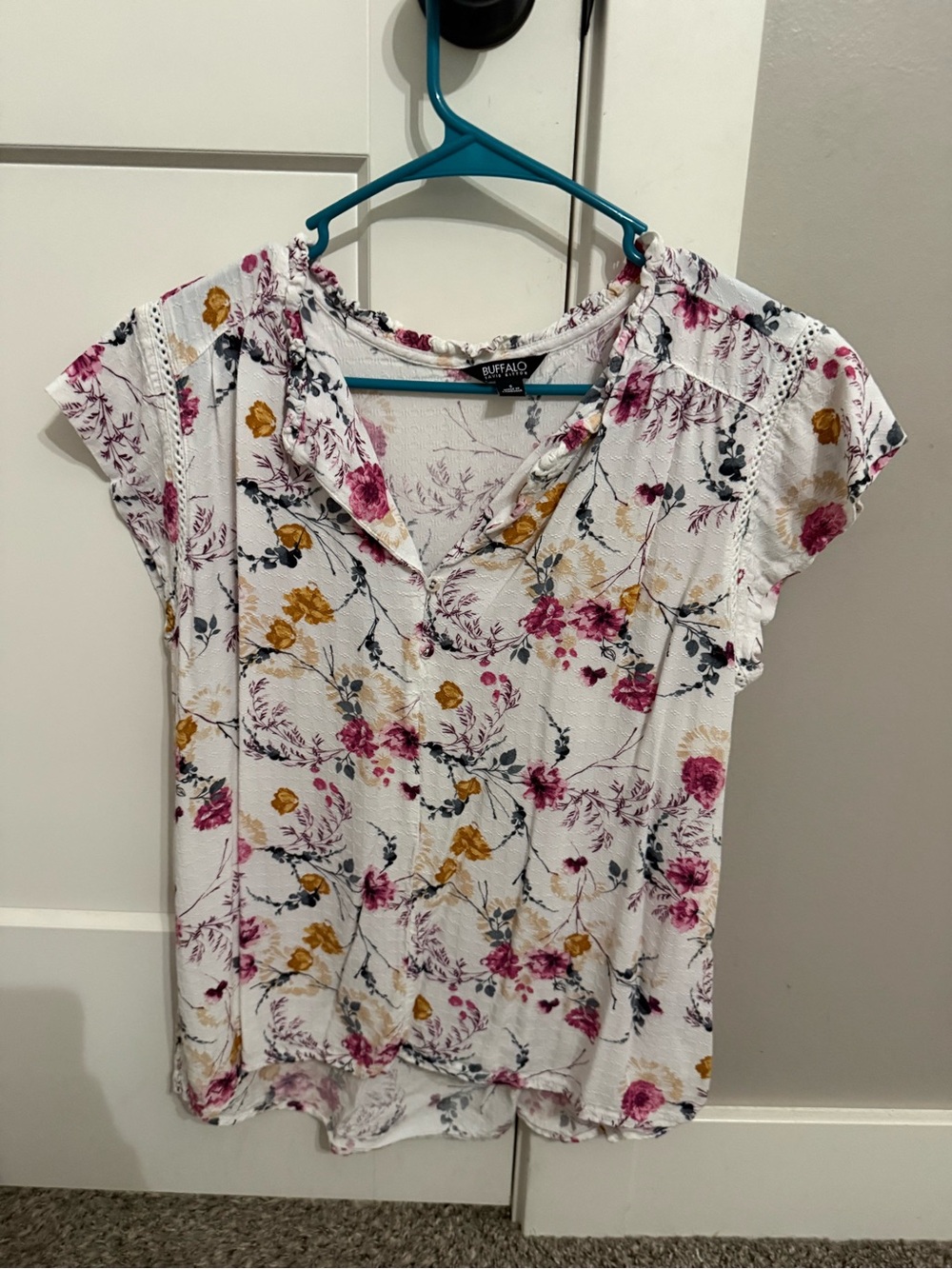 Buffalo David Bitton White Floral Split-Neck Short Sleeve Blouse